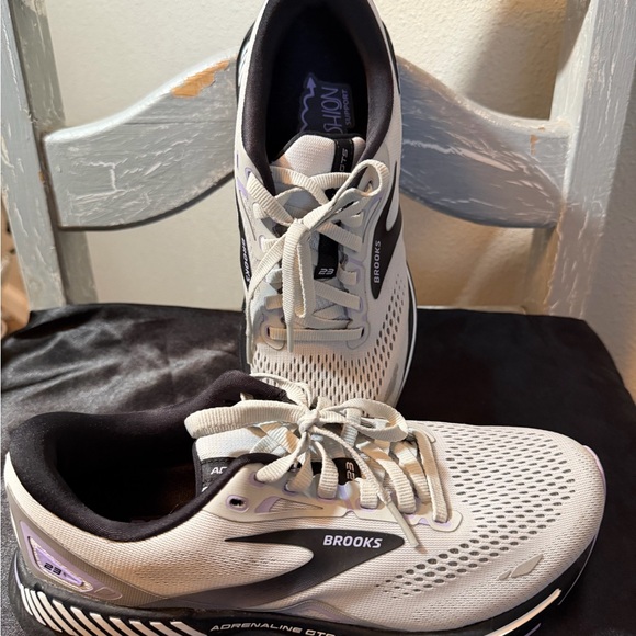 Brooks Adrenaline GTS 23 Gray, Black, and Purple Running Shoes - Picture 2 of 6